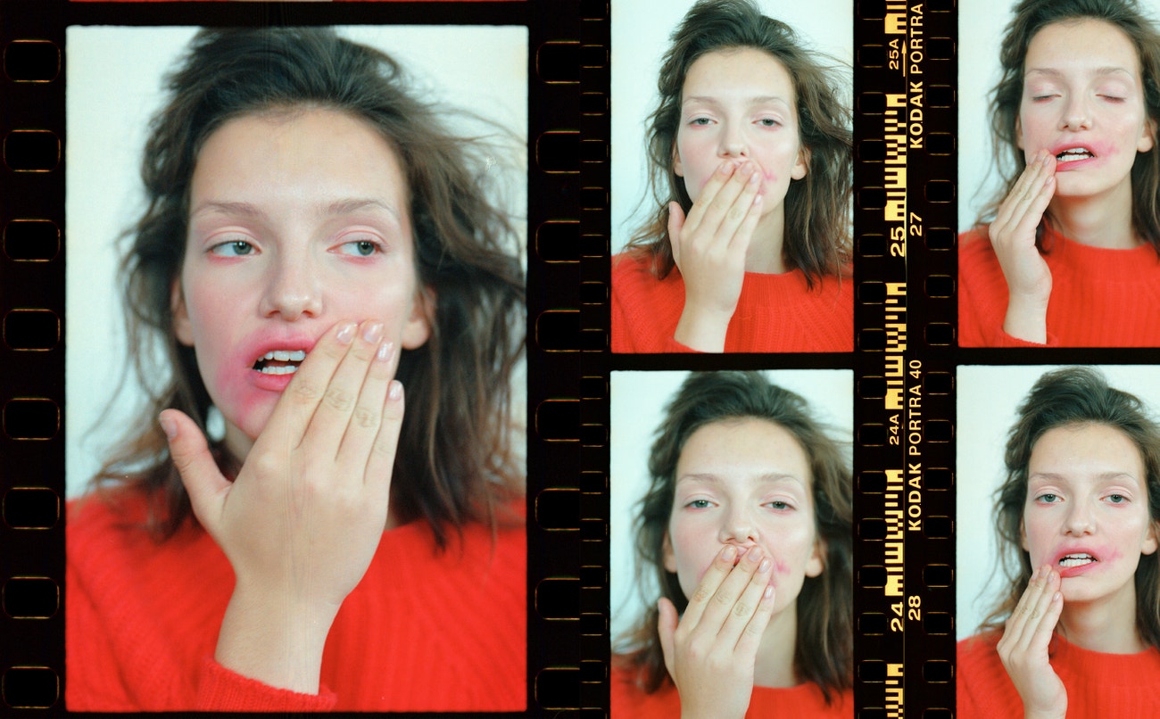 Svetr, KATEŘINA GEISLEROVÁ.  Rty: rtěnka, Urban Decay Vice Lipstick v odstínu Sheer F-Bomb.