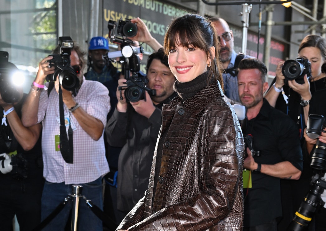 Anne Hathaway na přehlídce Michaela Korse v New Yorku, 14. září, 2022