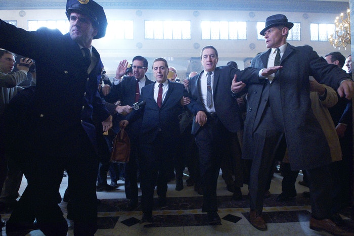 Irčan (The Irishman/od 8. listopadu 2019): Návrat Martina Scorseseho, kmotra gangsterek, k žánru byl vřele očekáván a Irčan se rozhodně povedl. Robert De Niro je citlivým přístupem k roli Franka Sheerana jasným kandidátem na Nejlepšího herce (naposledy získal Oscara v roce 1981 za roli ve filmu Zuřící býk). Al Pacino a Joe Pesci aspirují na ocenění za vedlejší role. Autor: The Irishman, Netflix
