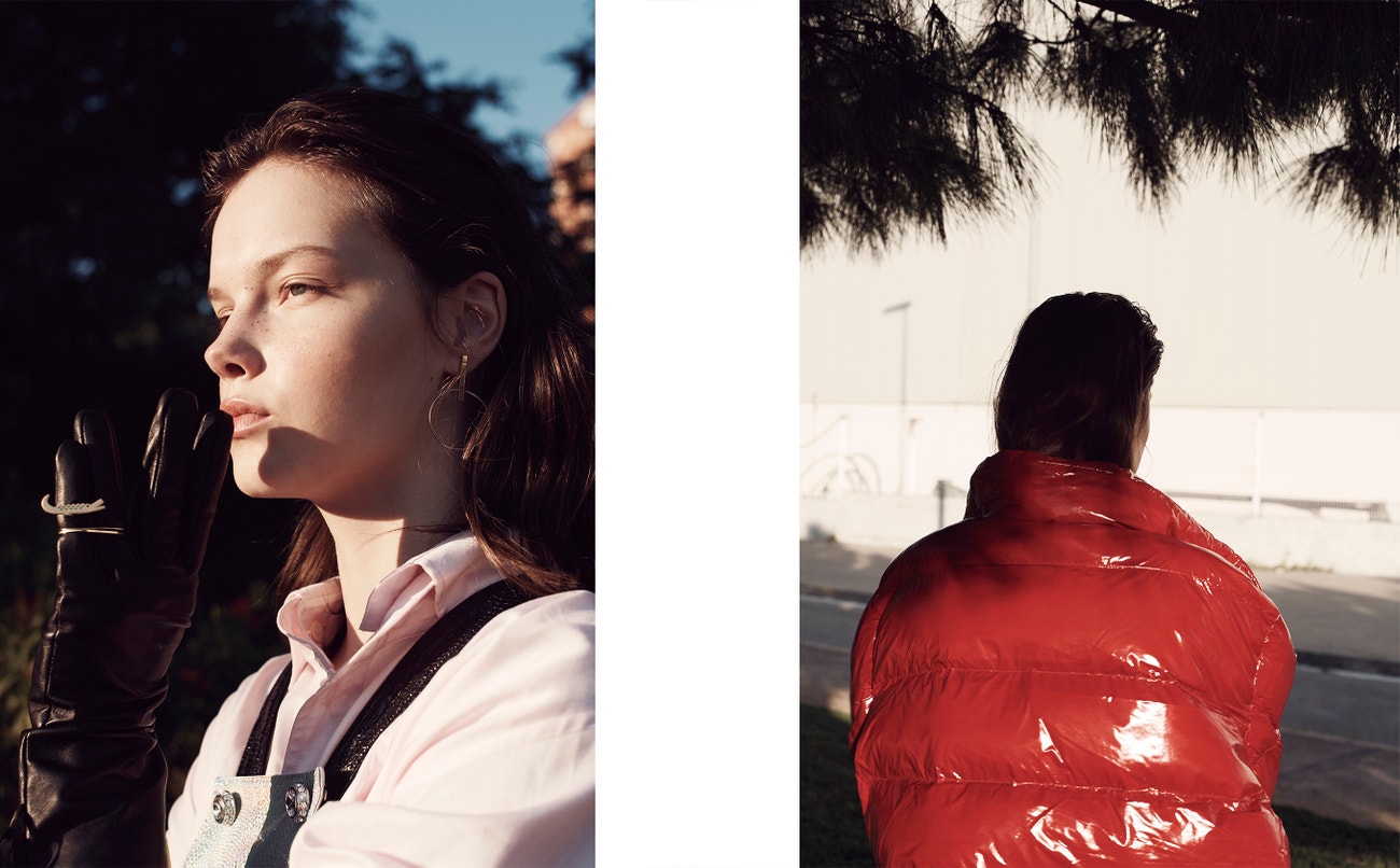 Vlevo: košile, Ynes Suelves; overal, Custo Bcn; rukavice, Prada; náušnice, P de Paola; prsten, Co Yn & Matter Matters.  Vpravo: bunda, Calvin Klein 205W39NYC.