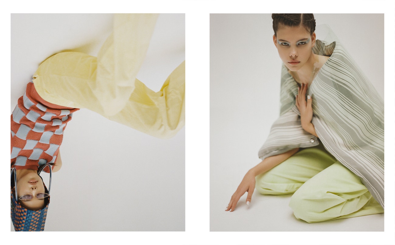 Vlevo: top, kabelka, obojí MARNI; kalhoty, Federico Cina; brýle, Vintage.  Vpravo: šála, Jil Sander; kalhoty, Federico Cina.