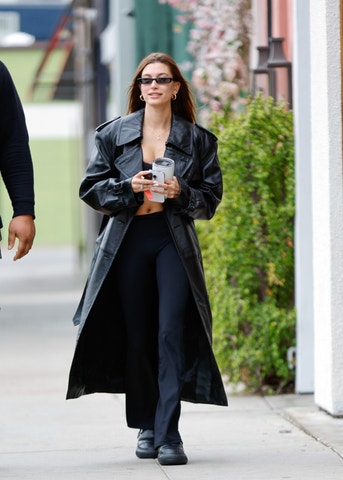Hailey Bieber, královna oversized kabátů