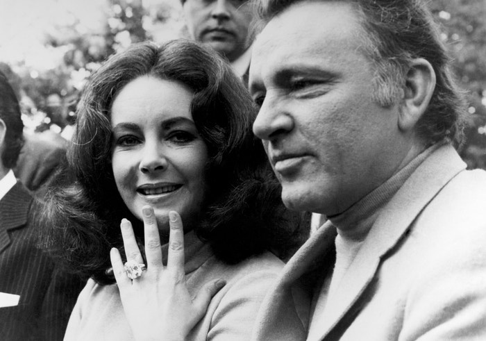 Elizabeth Taylor s diamantovým prstem Elizabeth Taylor Diamond a Richard Burton, 20. května 1968