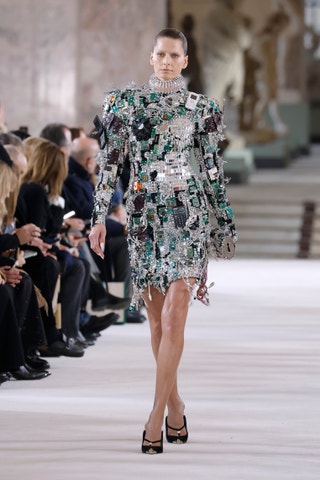 Hana Soukupová zahájila haute couture část Paris Fashion Weeku 2024 v šatech ze starých počítačových komponentů
