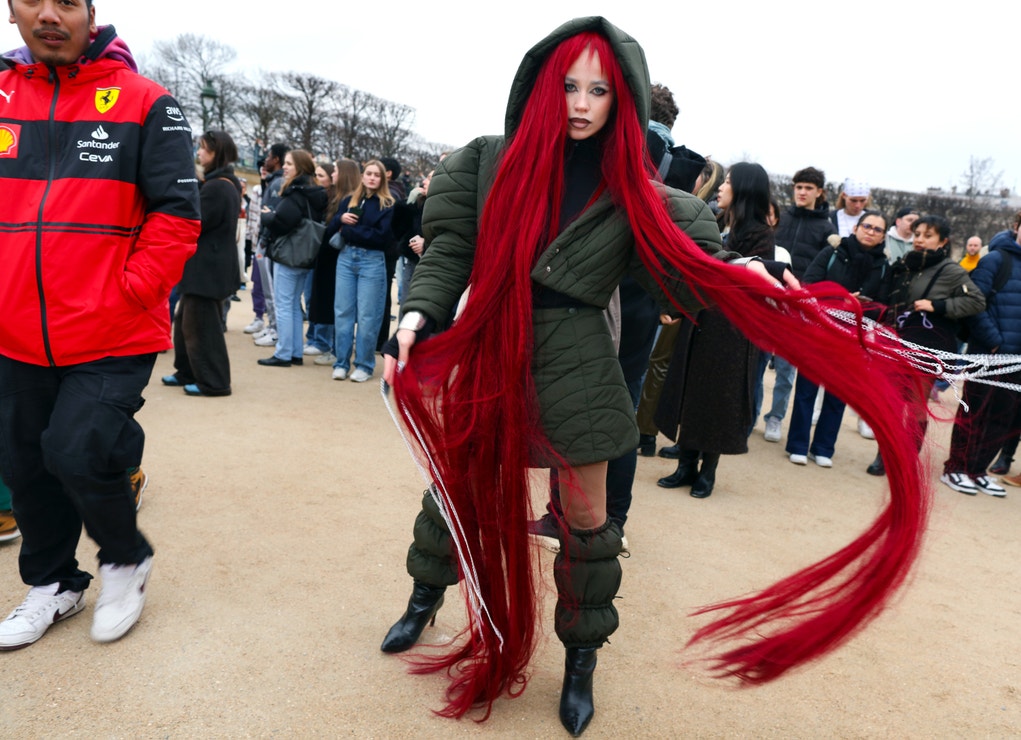 Street style na Paris Fashion Week, únor 2024