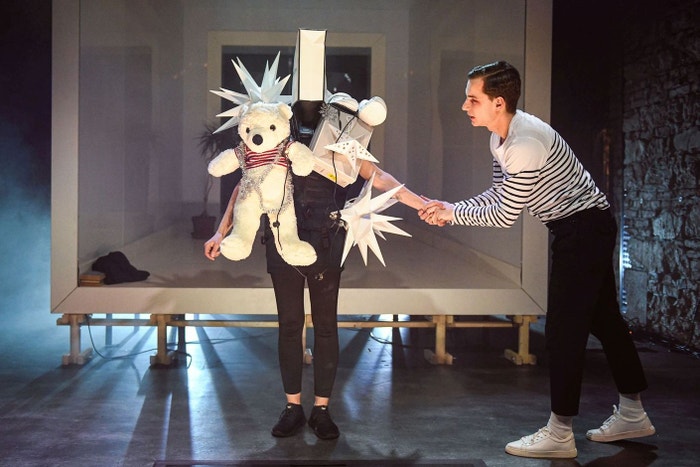 K výrazným prvkům inscenace Dějiny násilí patří kostýmy působící někdy až surrealistickým dojmem