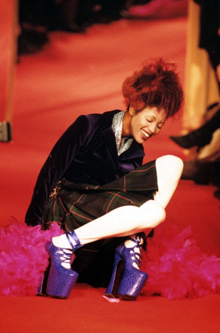 Naomi Campbell na přehlídce Vivienne Westwood v Paříži v roce 1993