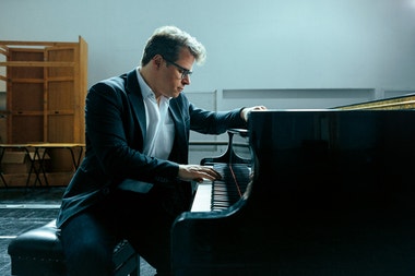 Nový šéfdirigent s jasnou vizí. Jakub Hrůša povede Českou filharmonii: „Budeme inovativní a tvůrčí."