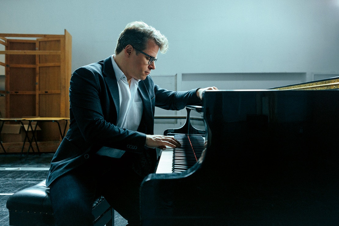 Nový šéfdirigent s jasnou vizí. Jakub Hrůša povede Českou filharmonii: „Budeme inovativní a tvůrčí."