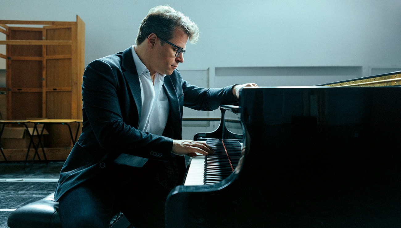 Nový šéfdirigent s jasnou vizí. Jakub Hrůša povede Českou filharmonii: „Budeme inovativní a tvůrčí." Nový šéfdirigent s jasnou vizí. Jakub Hrůša povede Českou filharmonii: „Budeme inovativní a tvůrčí."