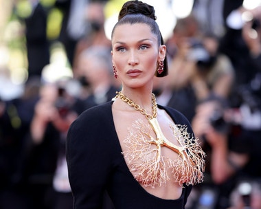 Co vlastně znamená zákaz nahého oblékání na červeném koberci v Cannes
