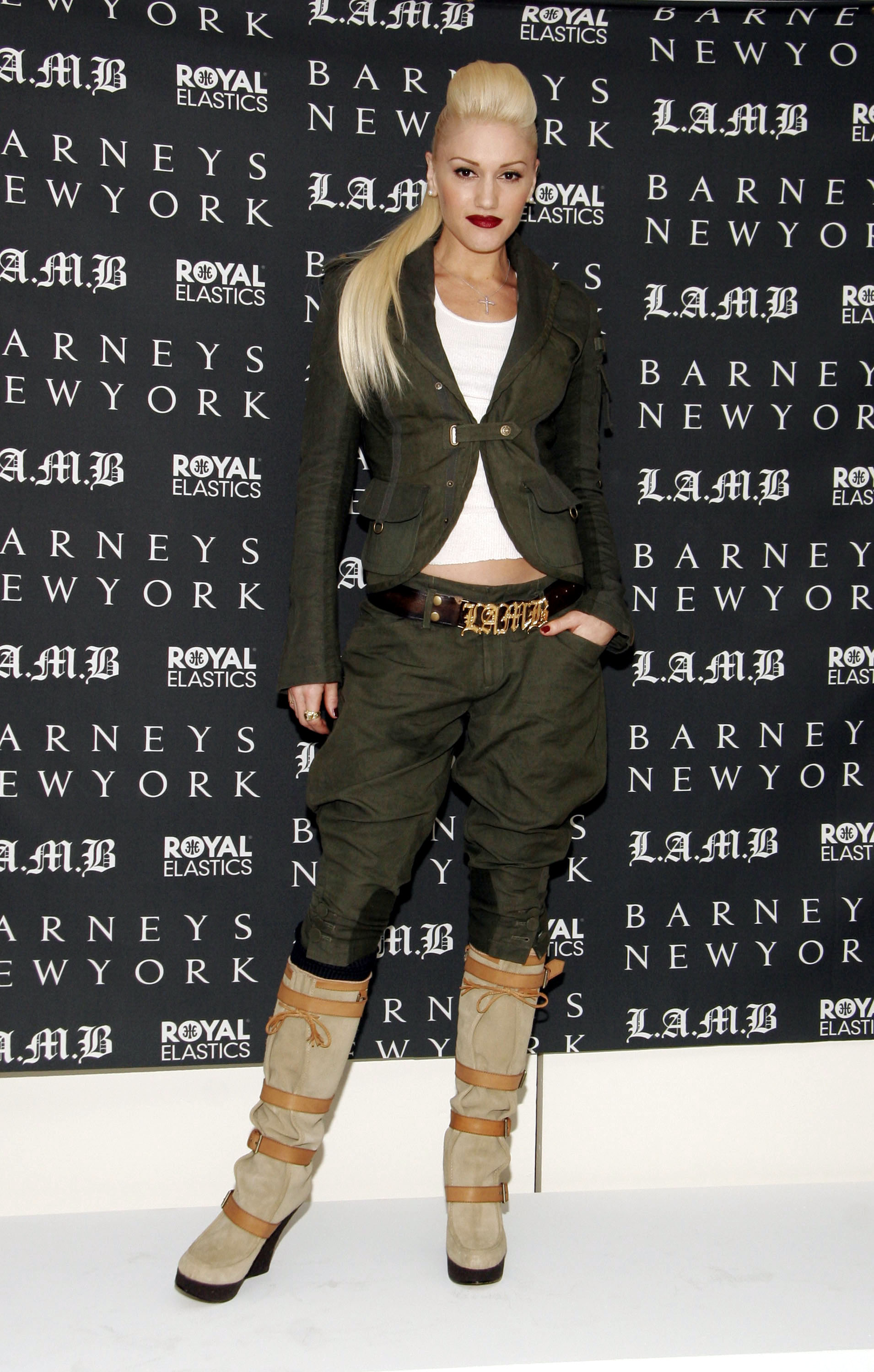 Gwen Stefani při představení linie pánské obuvi L.A.M.B., 2005