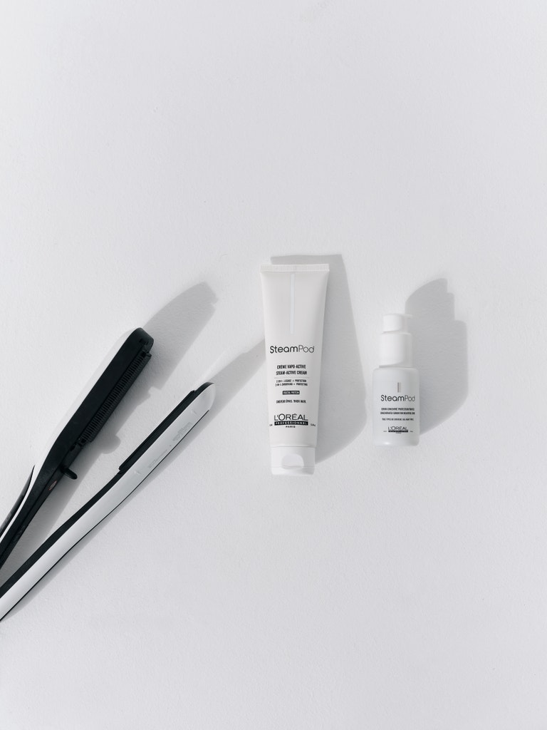 Parní žehlička SteamPod 3.0, L’Oréal Professionnel, 8 022,30 Kč, Regenerační uhlazující krém, 150 ml, L’Oréal Professionnel, 251,68 Kč, Ochranné uhlazující sérum, 50 ml, L’Oréal Professionnel, 296 Kč