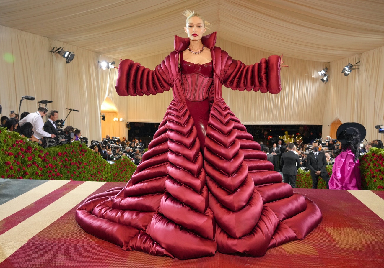 Gigi Hadid v modelu Versace, Met Gala 2022