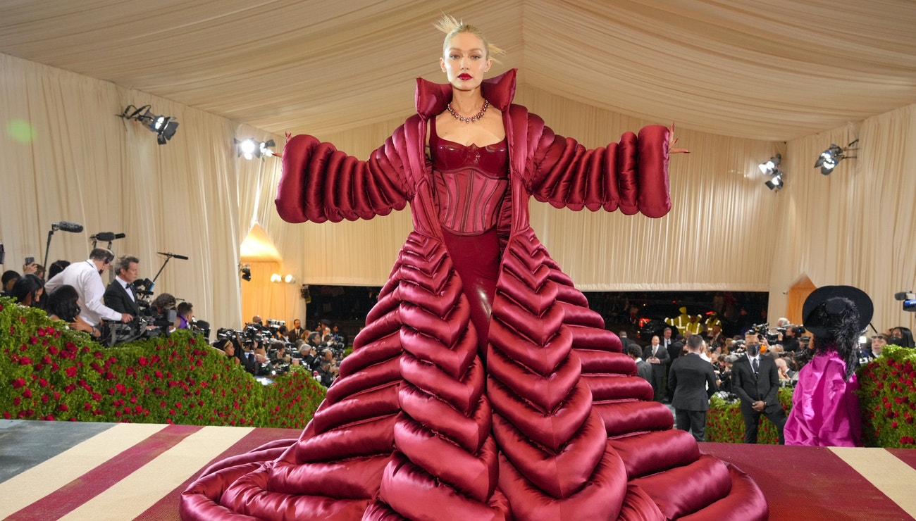 Met Gala 2022: Šaty, celebrity a návrháři na červeném koberci