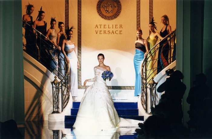 Carolyn Murphy na přehlídce Atelier Versace podzim - zima 1996-1997, červenec 1996      Autor: Daniel SIMON/Gamma-Rapho via Getty Images
