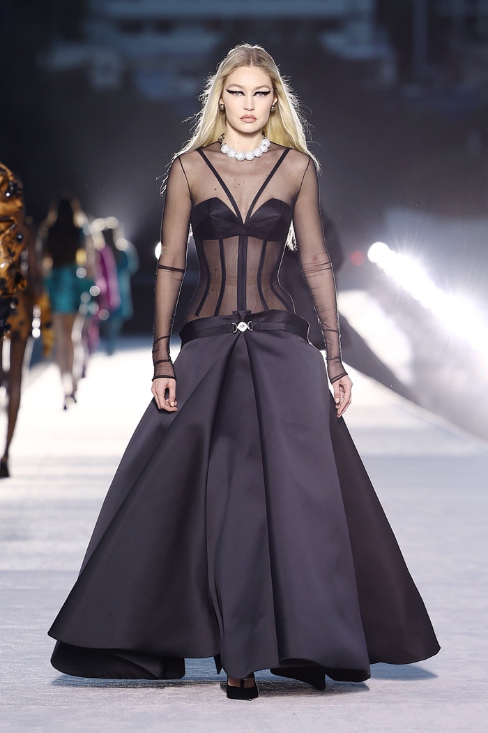 Gigi Hadid, Versace podzim-zima 2023 Autor: Arturo Holmes/Getty Images