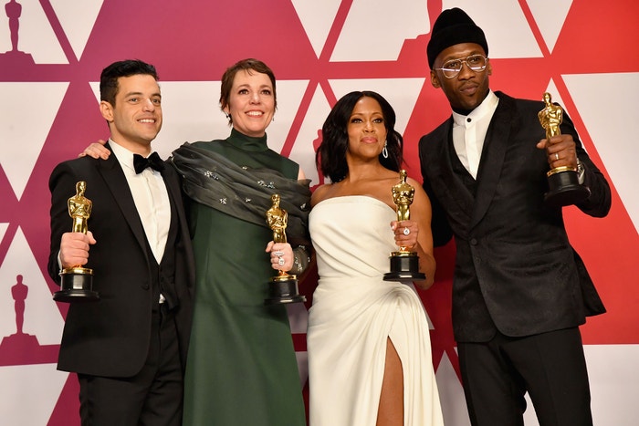 Rami Malek, Olivia Colman, Regina King a Mahershala Ali na předávání Oscarů v roce 2019