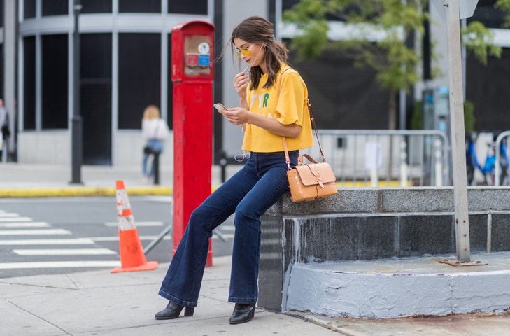 Džíny, které nosila Kate Moss v devadesátkách, jsou zpět. Na podzim tvoří nedílnou součást trendy šatníku