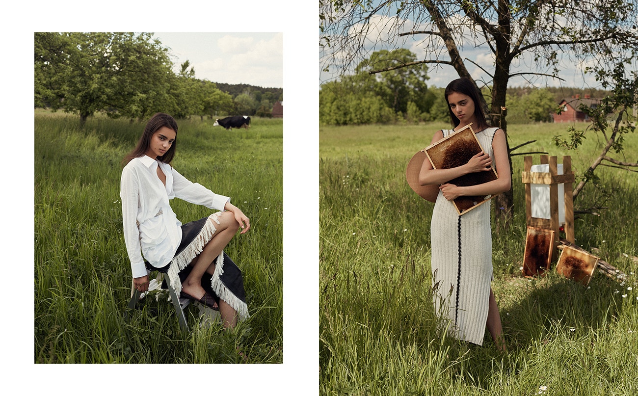 Vlevo: sukňe, Stand Studio, prodává Mytheresa; top, Jacquemus, prodává Mytheresa; boty, Bottega Veneta.  Vpravo: šaty, Jil Sander, prodává Mytheresa; čepice, Gucci.