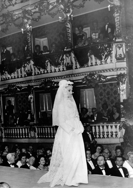 Svatební šaty od Christiana Diora na přehlídce v Německu, 1954
