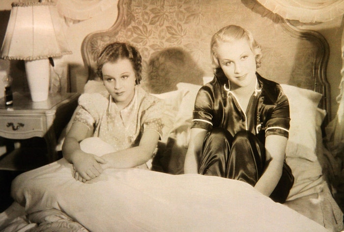 Adina Mandlová a Eva Gérová ve filmu Bílá vrána (1938)