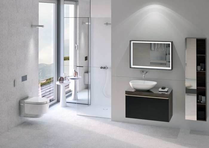 Sprchovací WC Geberit AquaClean Mera působí jako by se v prostoru vznášela. Dostupná je s krytem z lesklého chromu nebo v barvě alpská bílá.