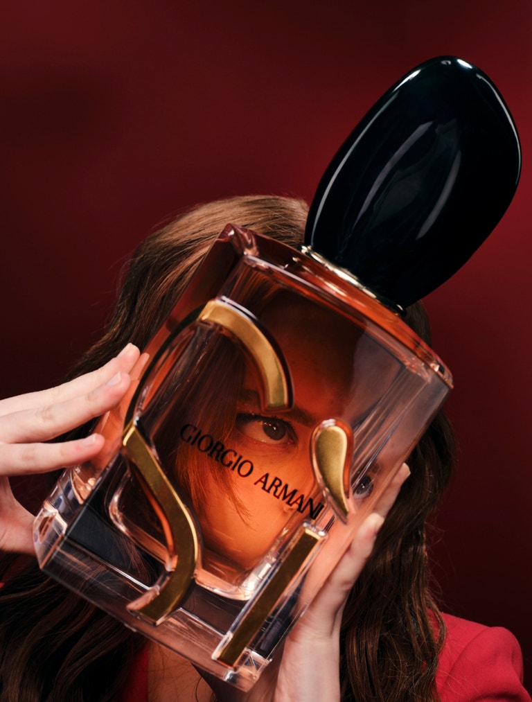 Sadie Sink v nové kampani Armani Sì Eau de Parfum Intense