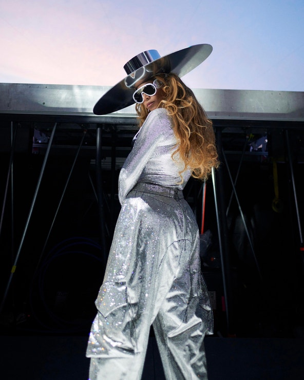 Beyoncé v outfitu od Loewe a klobouku od Ruslan Baginskiy