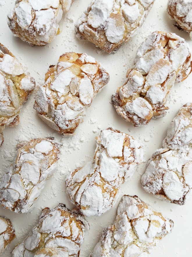 Amaretti s medem a vodou z pomerančových květů