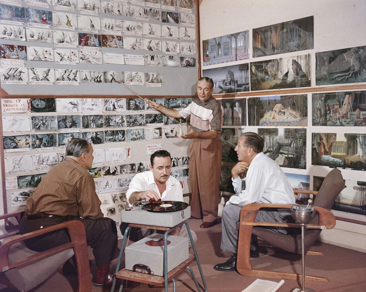 Americký filmový producent, umělec, animátor Walt Disney (v pravo) a animátor Les Clark (u gamofonu) s dalšíma animátorma počas diskuze ke filmu 'Šípková Ruženka' (z roku 1959)