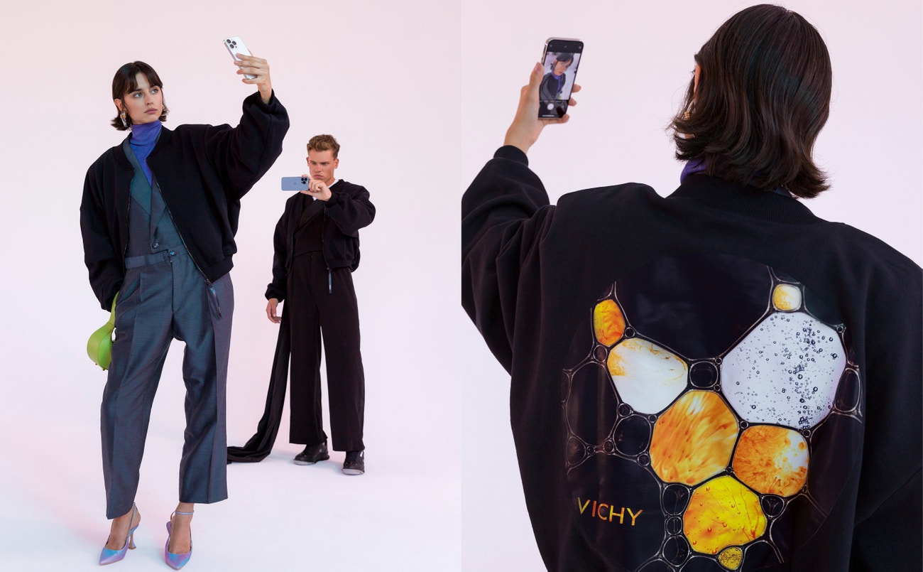 Modelka: náušnice H&M STUDIO; rolák FALCONERI; overal ODIVI; kabelka a boty, obojí STAUD prodává Zalando.cz . Model: tričko INTIMISSIMI ; overal LUKÁŠ MACHÁČEK ; boty JAN ČERNÝ