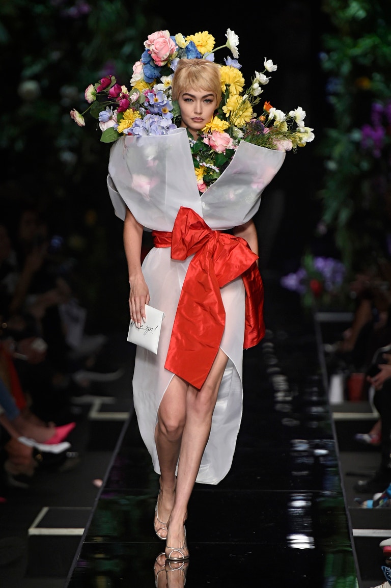 Gigi Hadid na přehlídce Moschino jaro/léto 2018