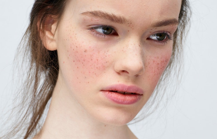 I'm cold make-up: Virální trend z TikToku, který je na rozdíl od ostatních bezpečný a zábavný
