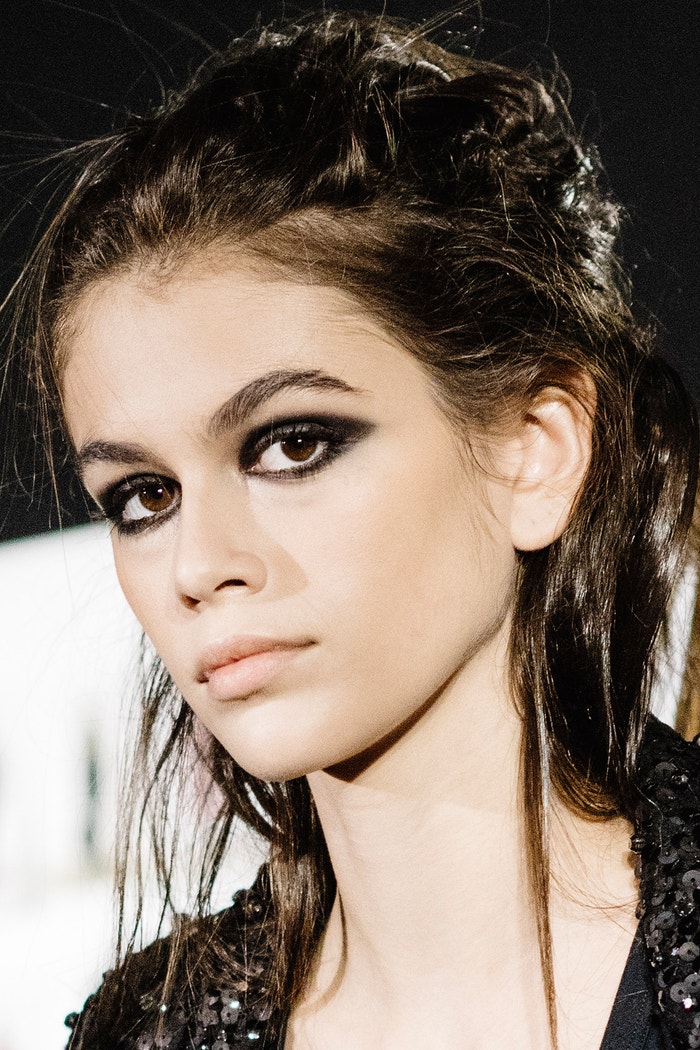 Backstage na přehlídce Max Mara během milánského fashion weeku se nesla ve znamená kouřového líčení očí a nedbale upravených vlasů.