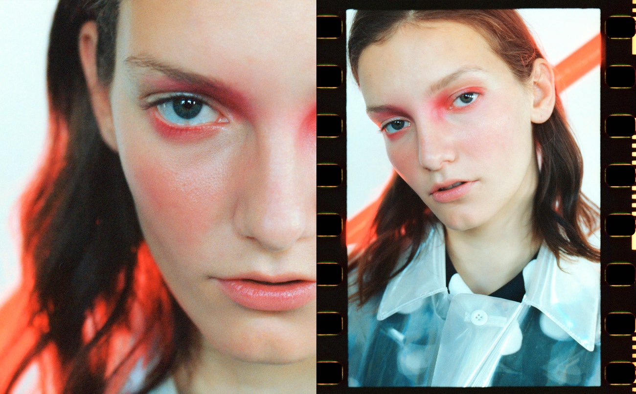 Kabát, MAISON MARGIELA (prodává Obsession); košile, COMME DES GARÇONS (prodává Therapy).  Oči: rtěnka, Bobbi Brown Luxe Matte Lip Color v odstínu Red Carpet.  Rty: rtěnka, Bourjouis Lip Duo Sculpt.