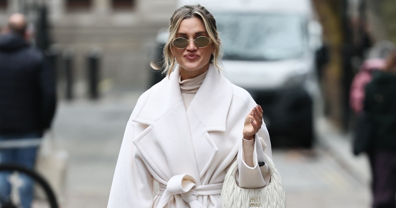 Bílá je víc než černá. Takto vypadá zimní elegance podle Ashley Roberts