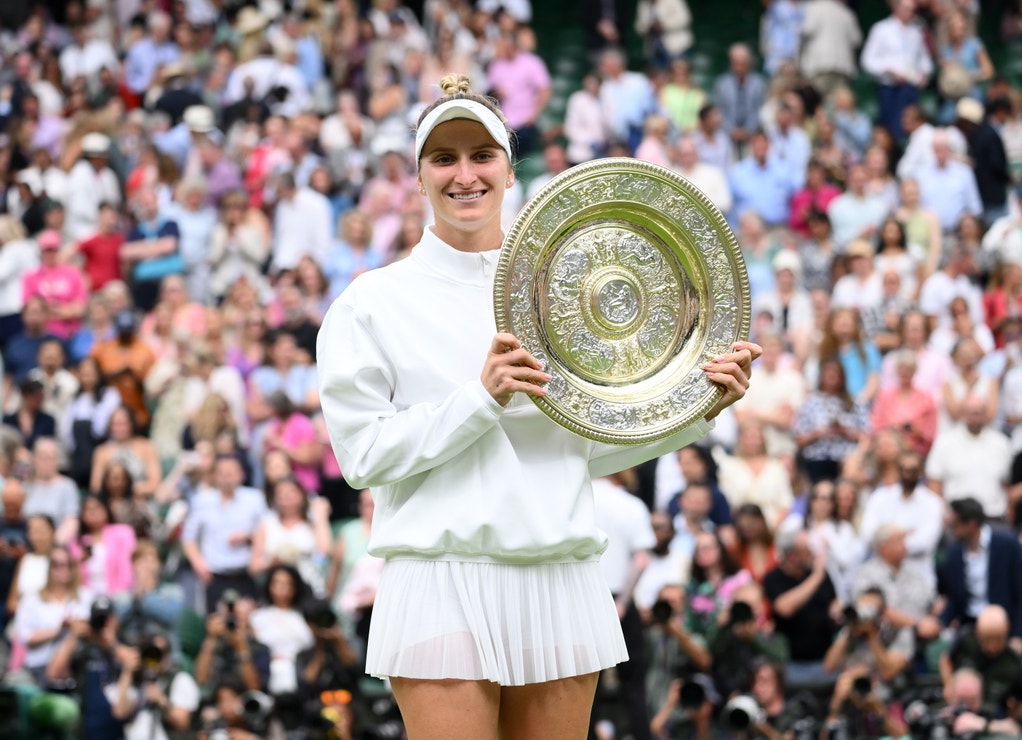 Markéta Vondroušová slaví svůj první wimbledonský titul