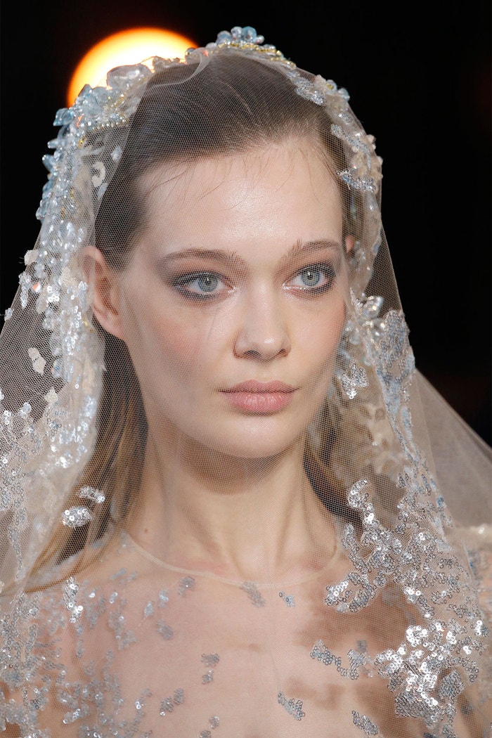 „Primer zaručí, že make-up vydrží déle,“ radí Amy Conway. Přehlídka Elie Saab SS19, Paris Fashion Week, leden 2019