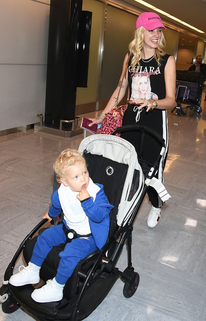 Italská blogerka Chiara Ferragni, která to dotáhla ze všech blogerek nejdál, se syna ukazovat nebojí. Roční Leone je tak jeden z nejmladších influencerů, který nosí ty nejlepší modely světoznámých návrhářů. Autor: Getty Images