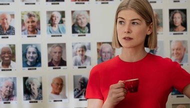 Až skončí lockdown, uspořádám v Praze pořádnou party, říká v exkluzivním rozhovoru Rosamund Pike