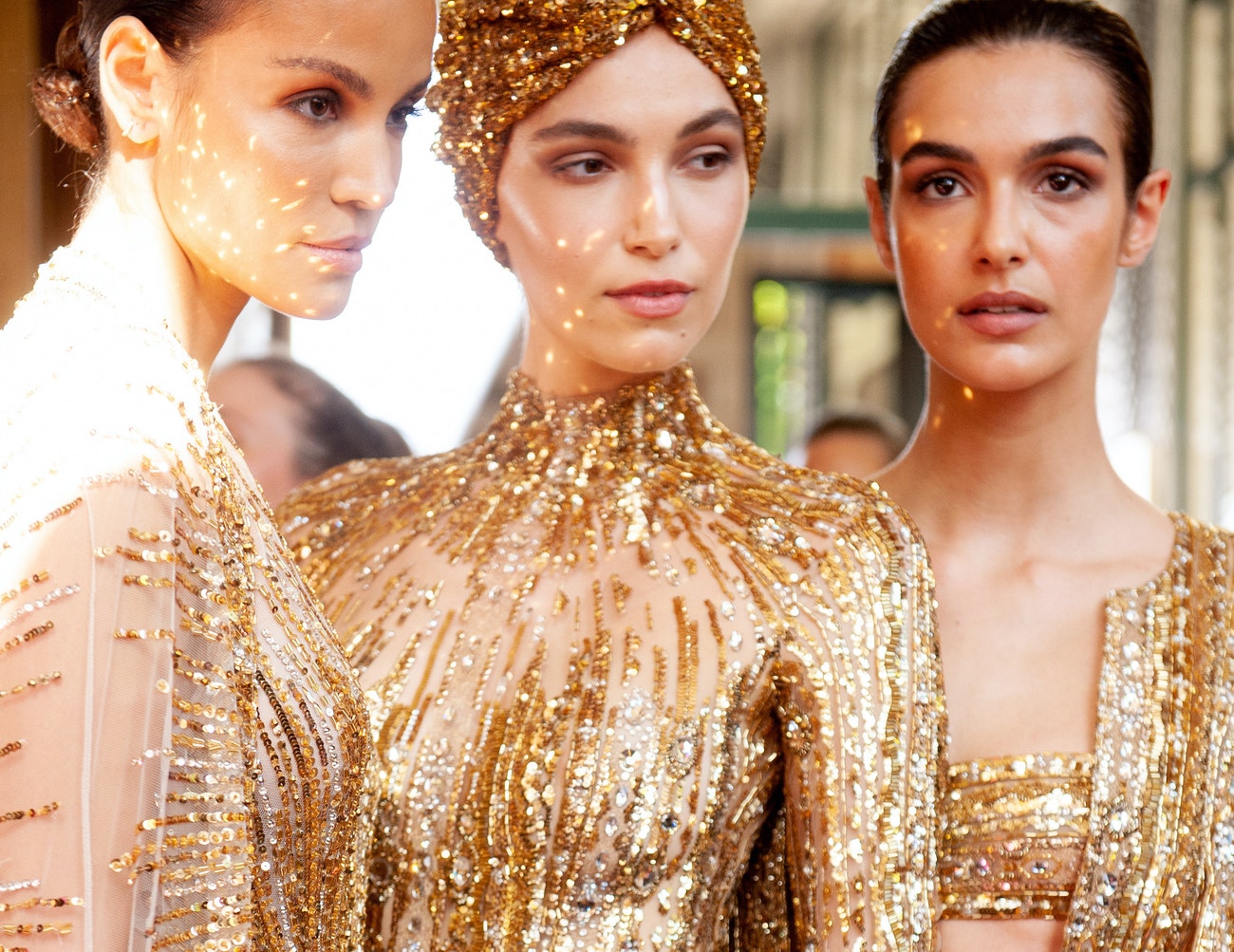 Modelky v zákulisí přehlídky Zuhair Murad Haute Couture podzim - zima 2022/2023