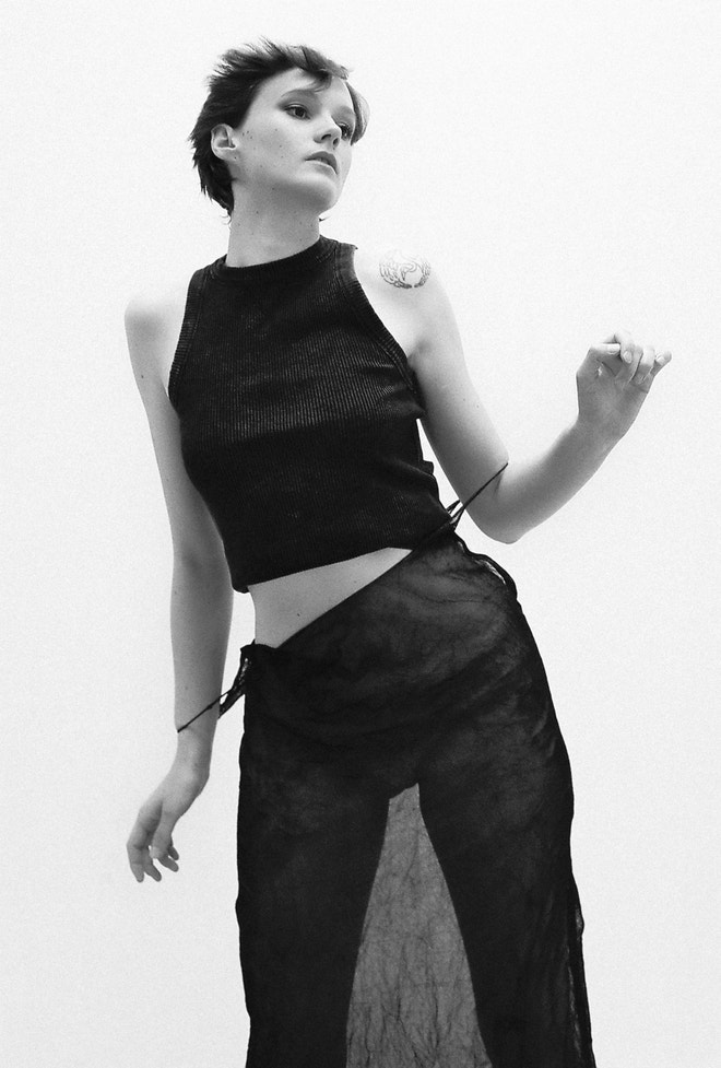 Tílko, EYTYS, prodává BlackOutFashion (Dušní 8, Praha); šaty, EYTYS, prodává BlackOutFashion (Dušní 8, Praha).