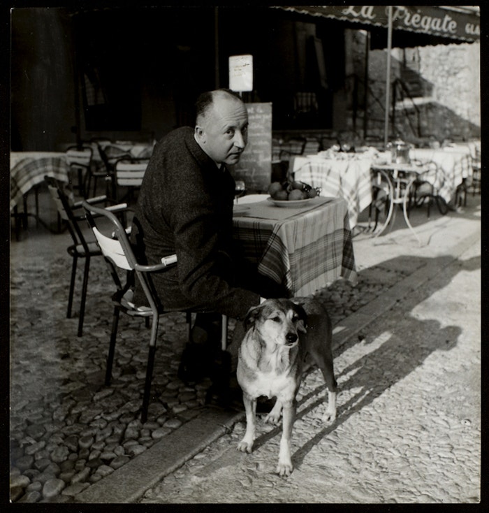 Návrhář se svým psem Bobbym na obědě v Aix en Provence v říjnu 1957
