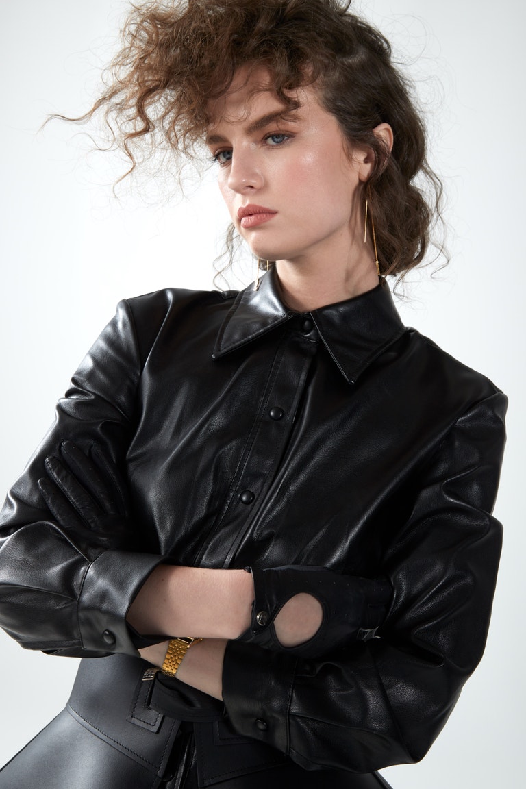 Šaty, Zara; pásek, Loewe; náušnice, Saint Laurent; vintage rukavice