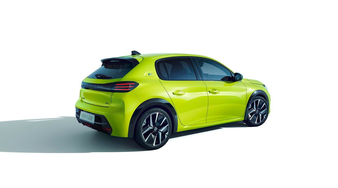 Co vznikne, když zkombinujete mini elektromotor, mini baterii a přidáte benzinový motor? Hybrid, který vám oproti klasickému spalovacímu motoru ušetří až 20 g CO2 na kilometr a až 15 % benzinu. Peugeot 208 Hybrid umí jezdit až 50 % času v elektrickém režimu, a přitom se obejde bez zásuvky. Dobíjí se totiž výhradně rekuperací!  PEUGEOT, prodává Peugeot, Peugeot 208 Hybrid pořídíte za 512 000 Kč #voguepromotion