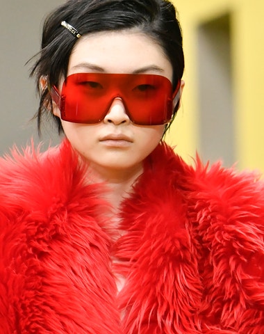 Red-to-wear: Co se skrývá za touhou nosit trendové odstíny červené