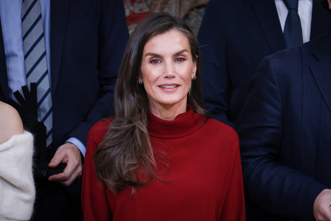 Španělská královna Letizia našla super elegantní způsob, jak na podzim nosit svetr a sukni
