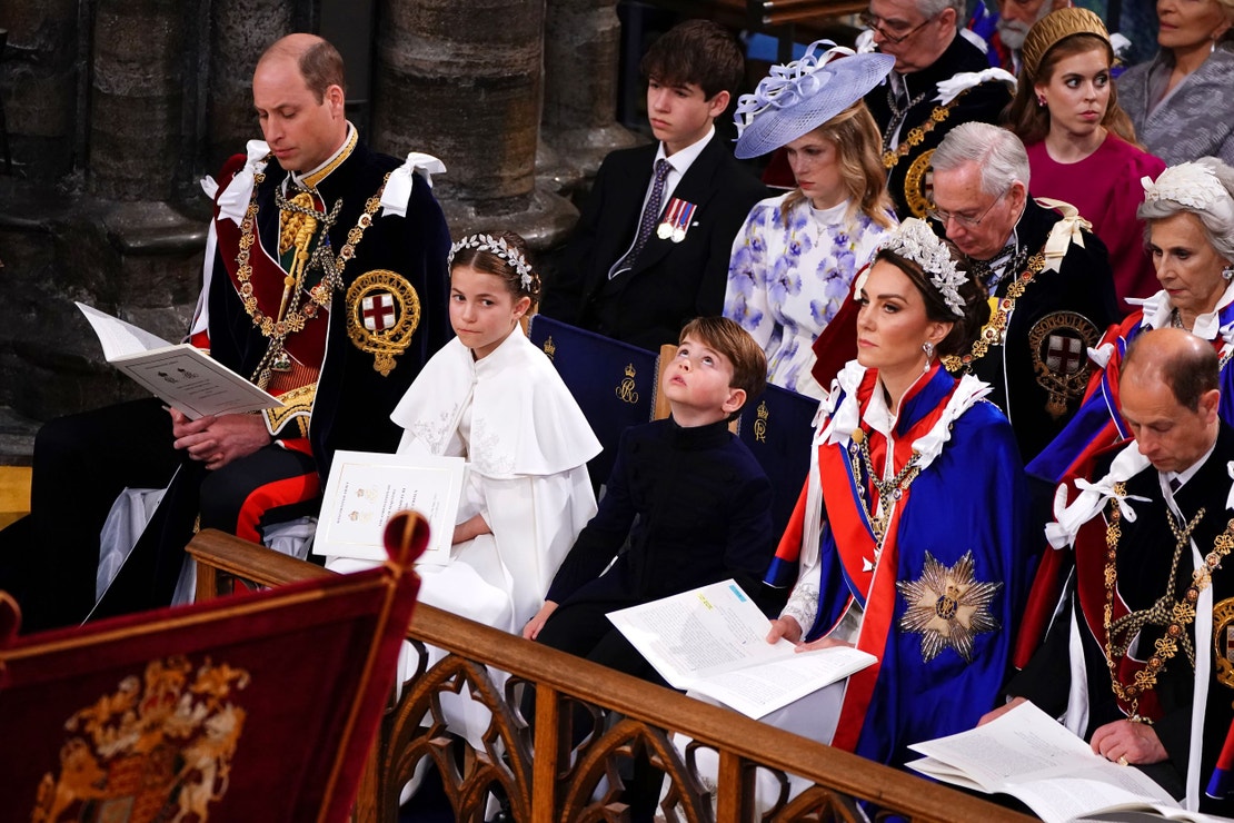 Britský princ William, princ z Walesu, princezna Charlotte, princ Louis, Catherine, princezna z Walesu, princ Edward, vévoda z Edinburghu. (Nahoře zleva doprava) James, hrabě z Wessexu, lady Louise Windsor, princ Richard, vévoda z Gloucesteru, a Birgitte, vévodkyně z Gloucesteru, se účastní korunovace krále Karla III. a královny Camilly ve Westminsterském opatství 6. května 2023 v Londýně