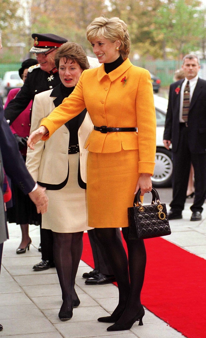 V roce 1995, během své oficiální návštěvy Liverpoolu, byla princezna Diana spatřena s klasickou černou taškou Lady Dior. Tento ikonický doplněk jí darovala tehdejší první dáma Francie Bernadette Chirac. Taška se přitom původně označovala jako Chouchou, v roce 1996 však byla přejmenována na Lady Dior — na počest Diany.